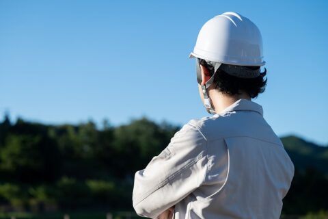 背中越しの作業員